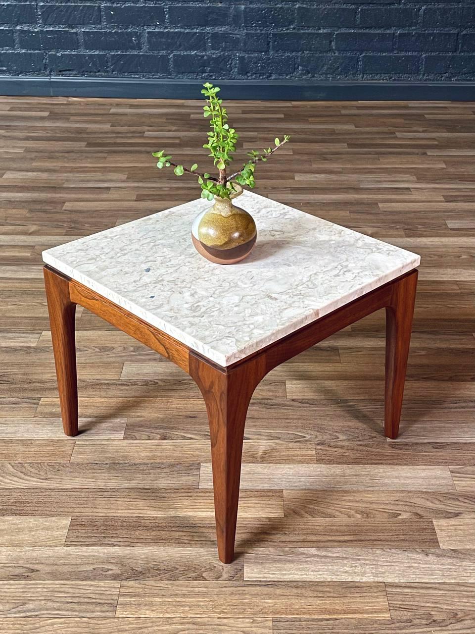 Milieu du XXe siècle Table d'appoint en noyer sculpté moderne du milieu du siècle avec plateau en marbre. en vente
