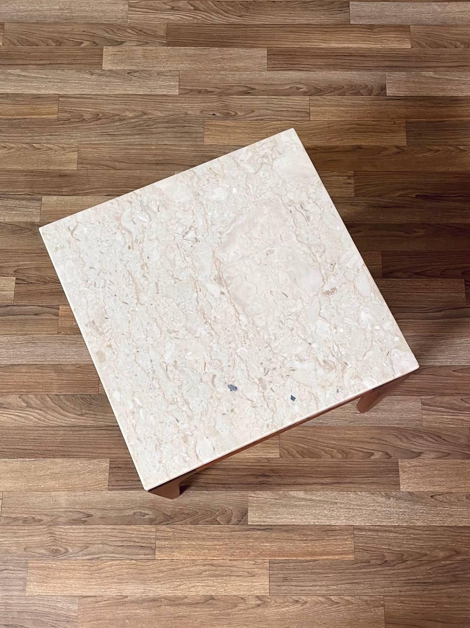 Marbre Table d'appoint en noyer sculpté moderne du milieu du siècle avec plateau en marbre. en vente