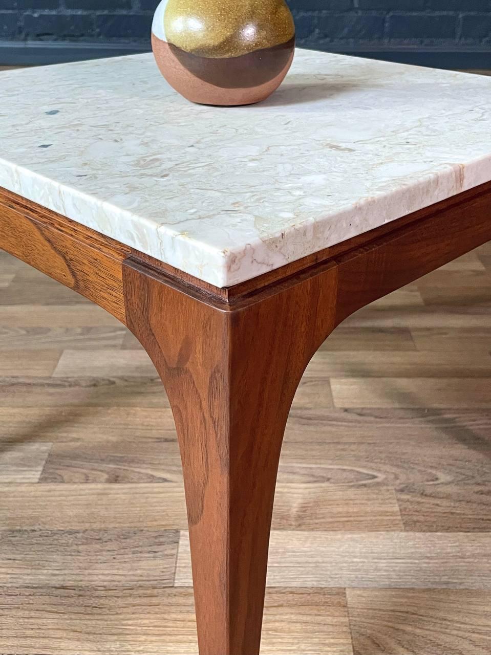 Table d'appoint en noyer sculpté moderne du milieu du siècle avec plateau en marbre. en vente 1