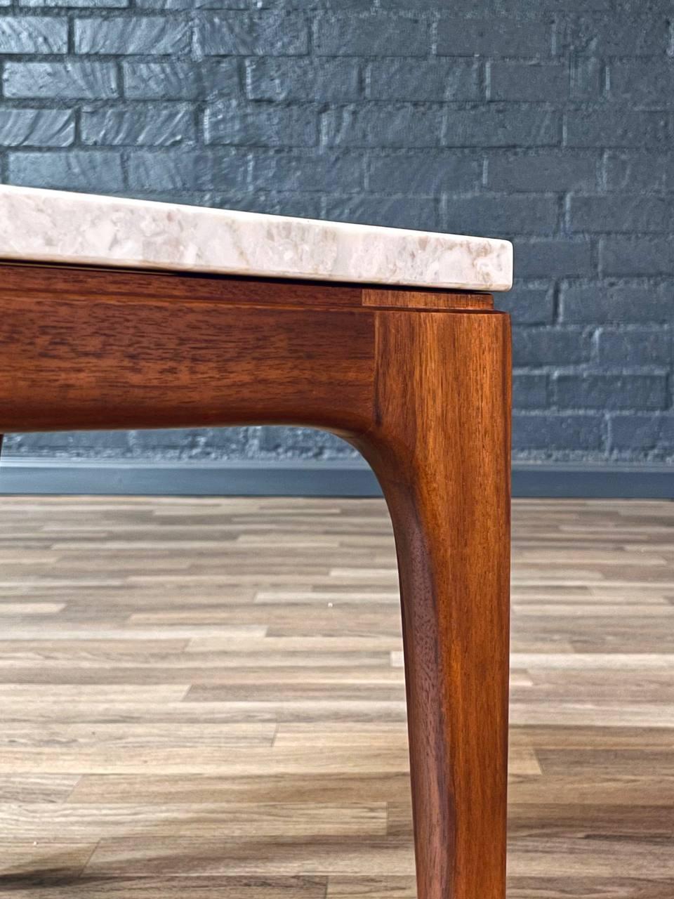 Table d'appoint en noyer sculpté moderne du milieu du siècle avec plateau en marbre. en vente 2