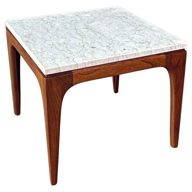 Table d'appoint en noyer sculpté moderne du milieu du siècle avec plateau en marbre. en vente