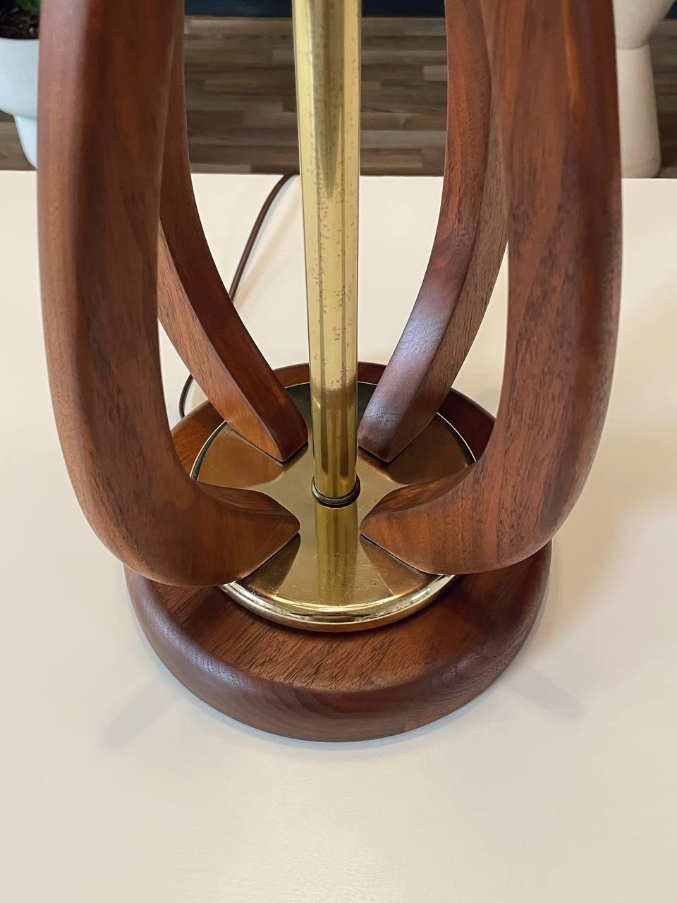 Lampada da tavolo in noce scolpito di metà secolo con accenti in ottone, appena rifinita in vendita 3