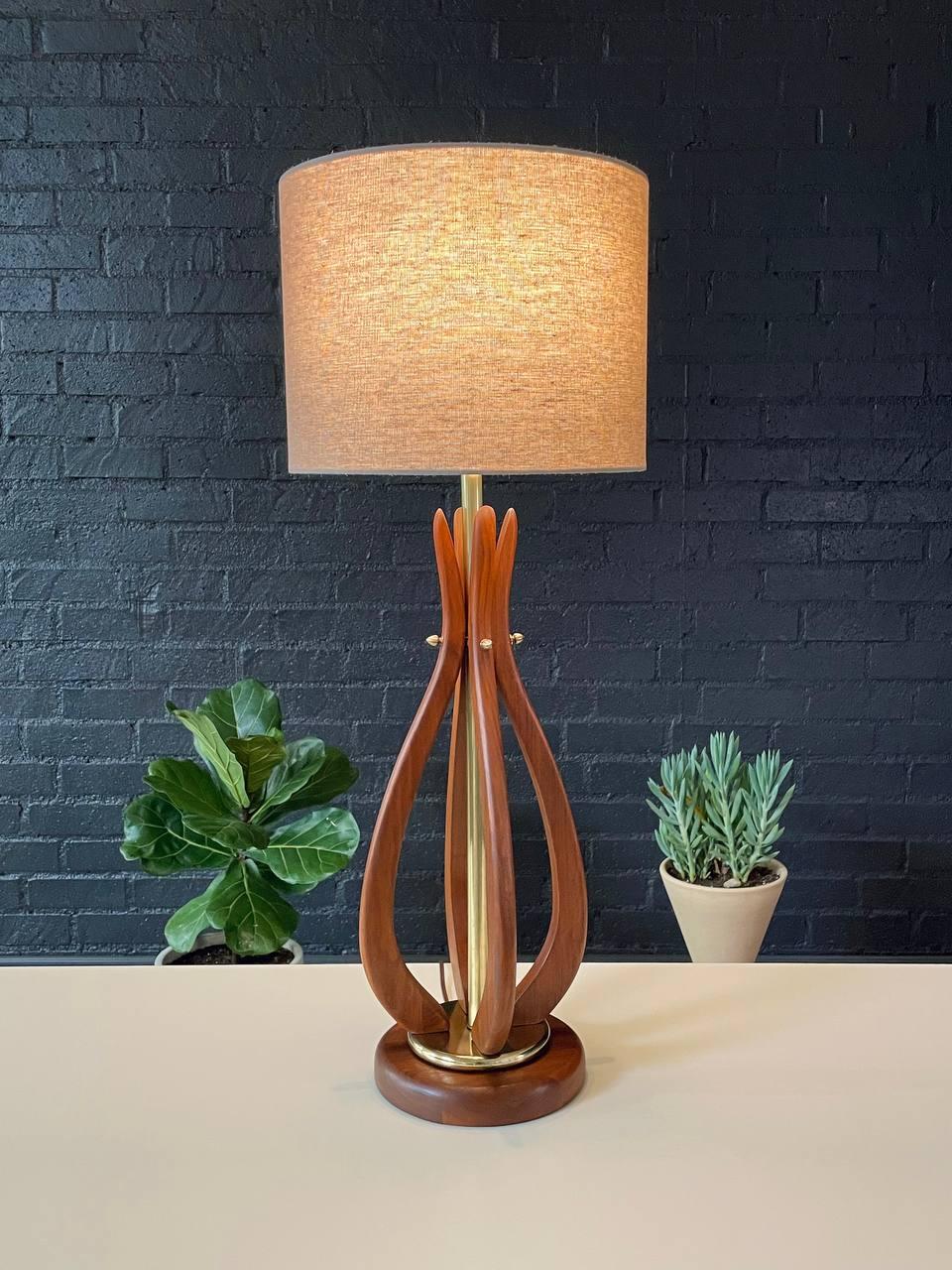Mid-Century moderno Lampada da tavolo in noce scolpito di metà secolo con accenti in ottone, appena rifinita in vendita