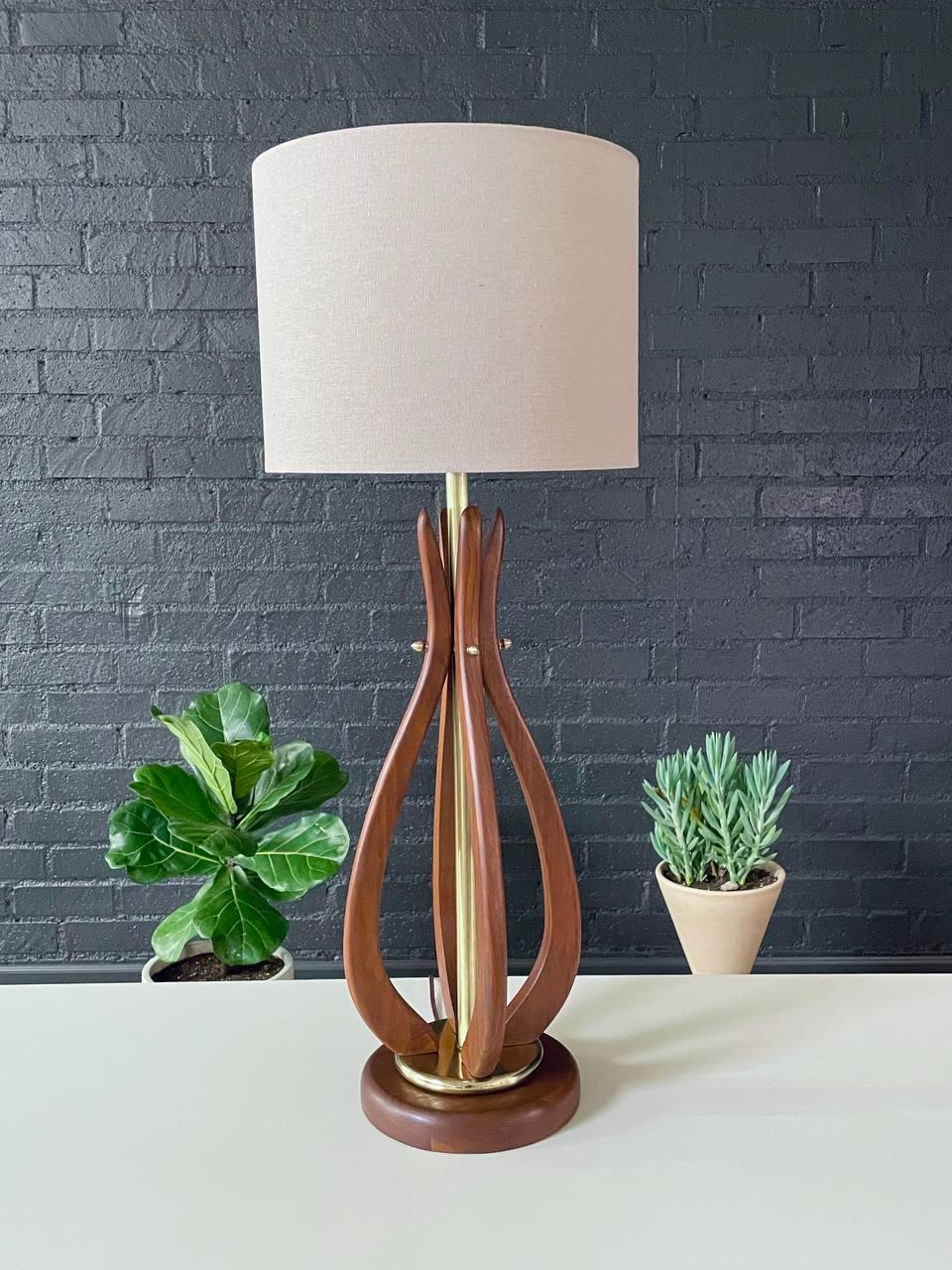 Americano Lampada da tavolo in noce scolpito di metà secolo con accenti in ottone, appena rifinita in vendita