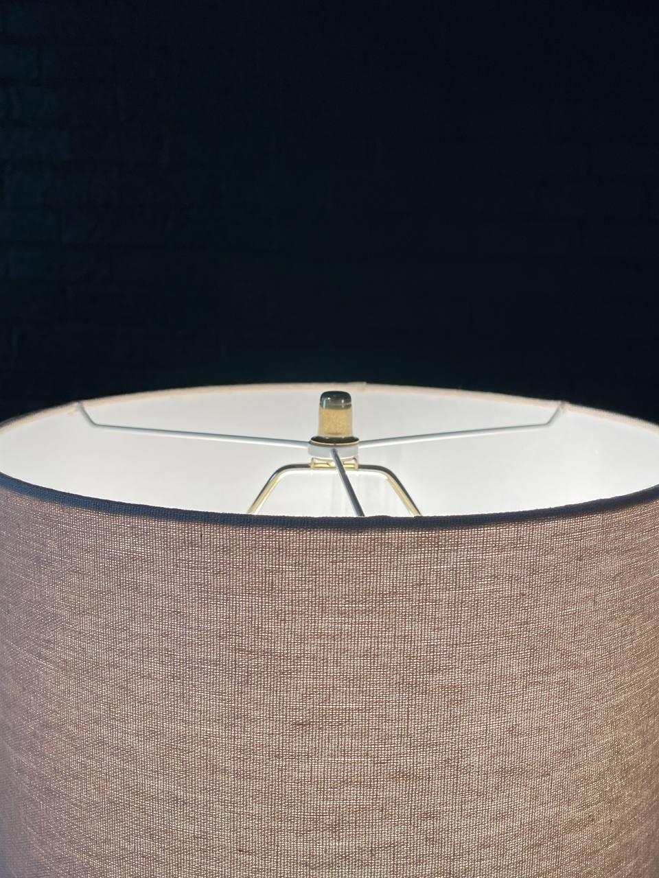 Lampada da tavolo in noce scolpito di metà secolo con accenti in ottone, appena rifinita In condizioni ottime in vendita a Los Angeles, CA
