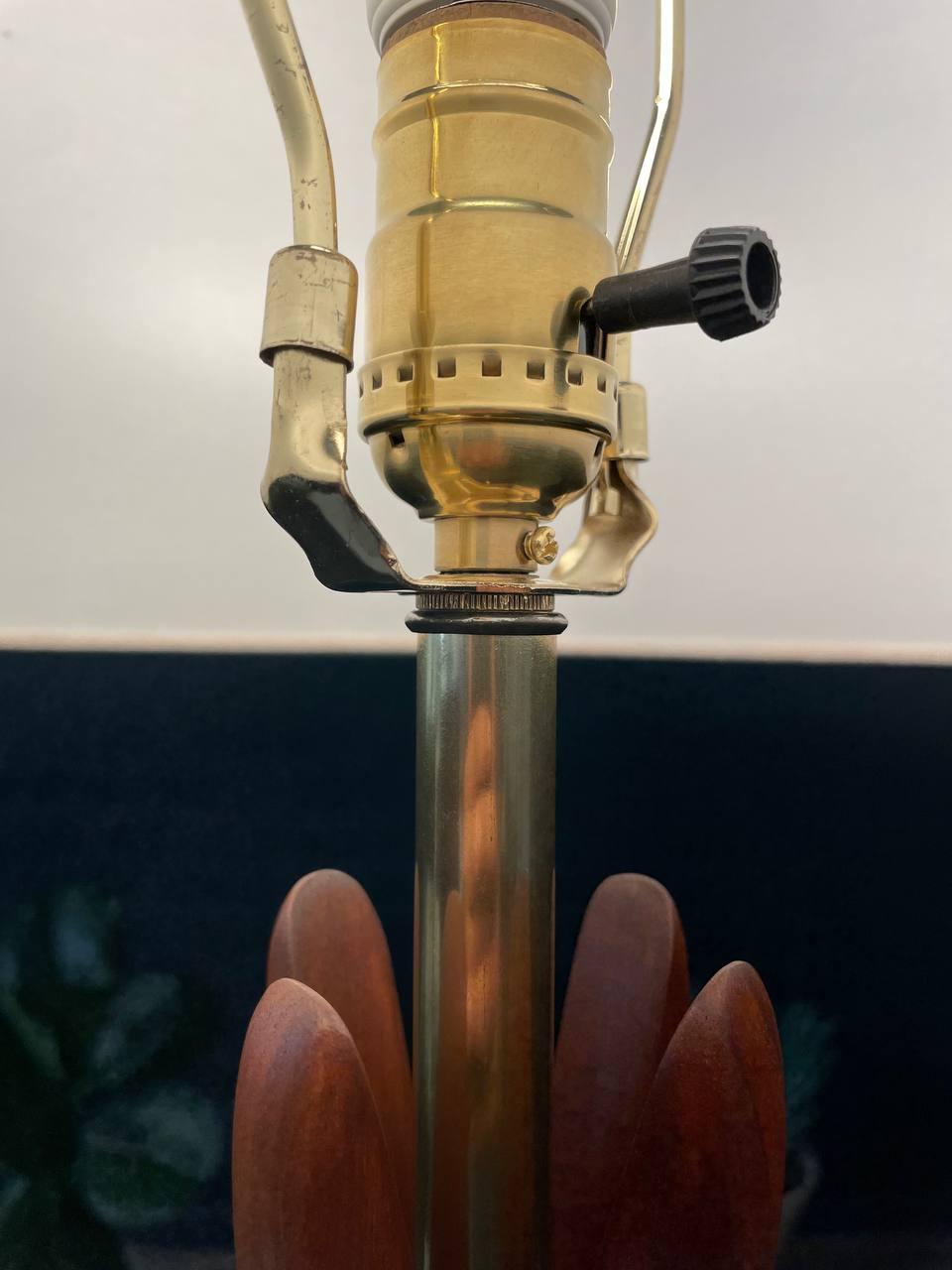 Ottone Lampada da tavolo in noce scolpito di metà secolo con accenti in ottone, appena rifinita in vendita
