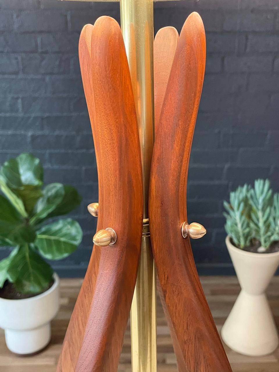 Lampada da tavolo in noce scolpito di metà secolo con accenti in ottone, appena rifinita in vendita 1