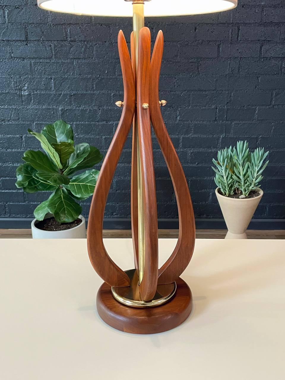 Lampada da tavolo in noce scolpito di metà secolo con accenti in ottone, appena rifinita in vendita 2