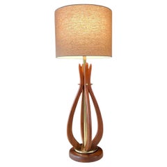 Lampada da tavolo in noce scolpito di metà secolo con accenti in ottone, appena rifinita