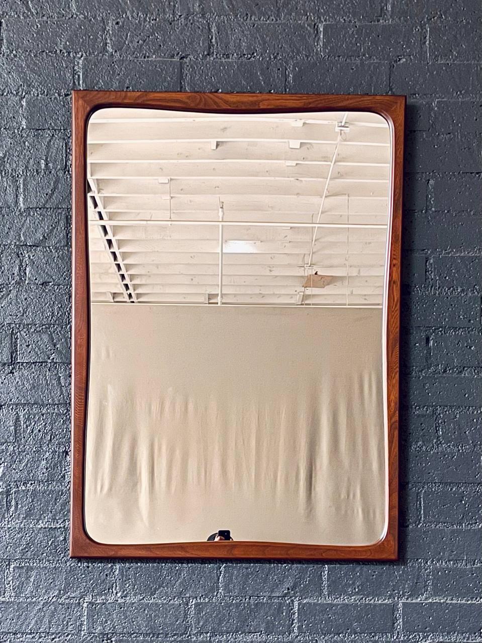 Condition: Expertly Refinished 

With over 15 years of experience, our workshop has followed a careful process of restoration, showcasing our passion and creativity for vintage designs that can seamlessly be incorporated with many interior decors.
