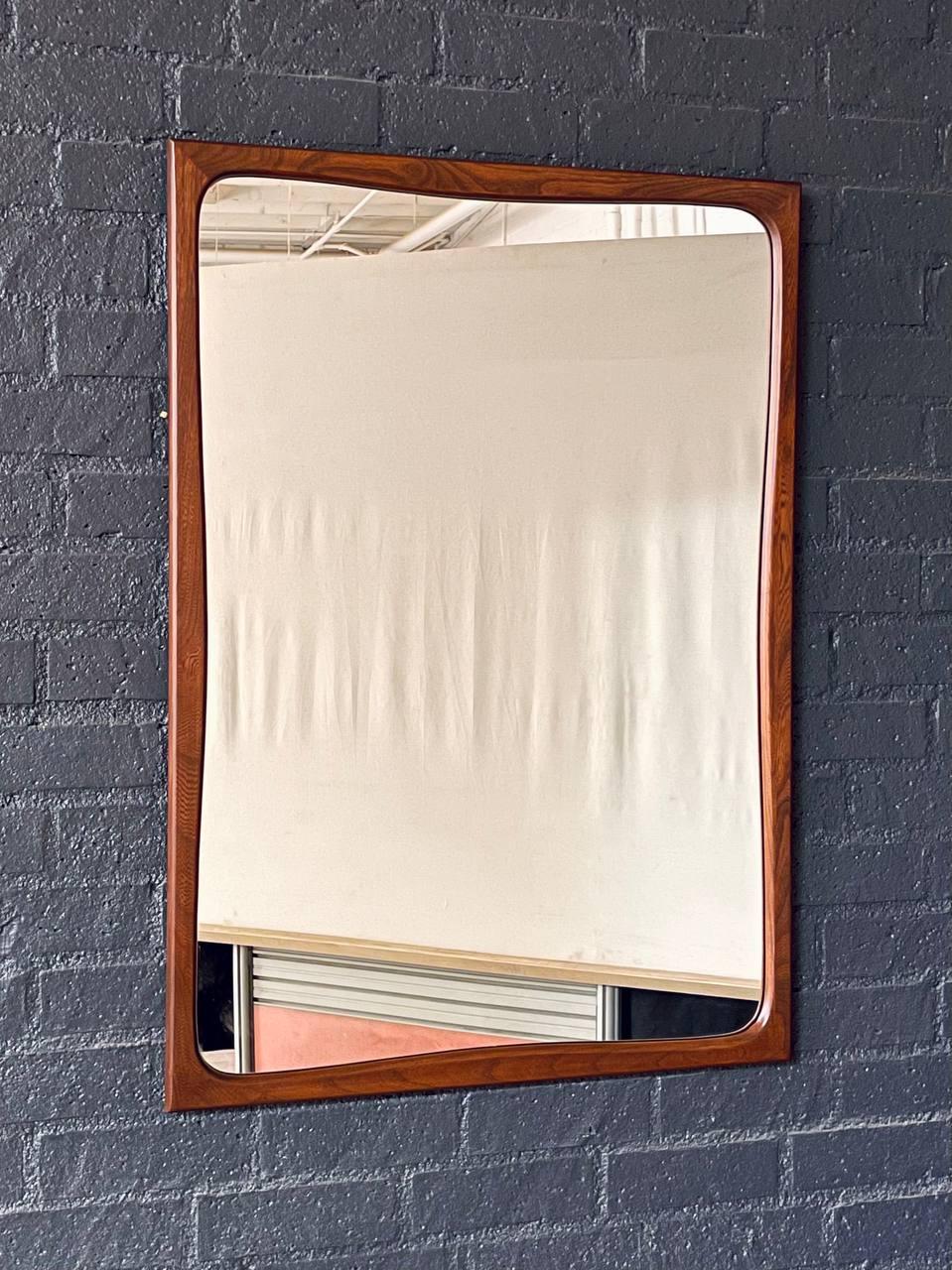 Mid-Century moderno Newly Refinished - Mid-Century Modern Sculpted Walnut Wall Hanging Mirror in vendita