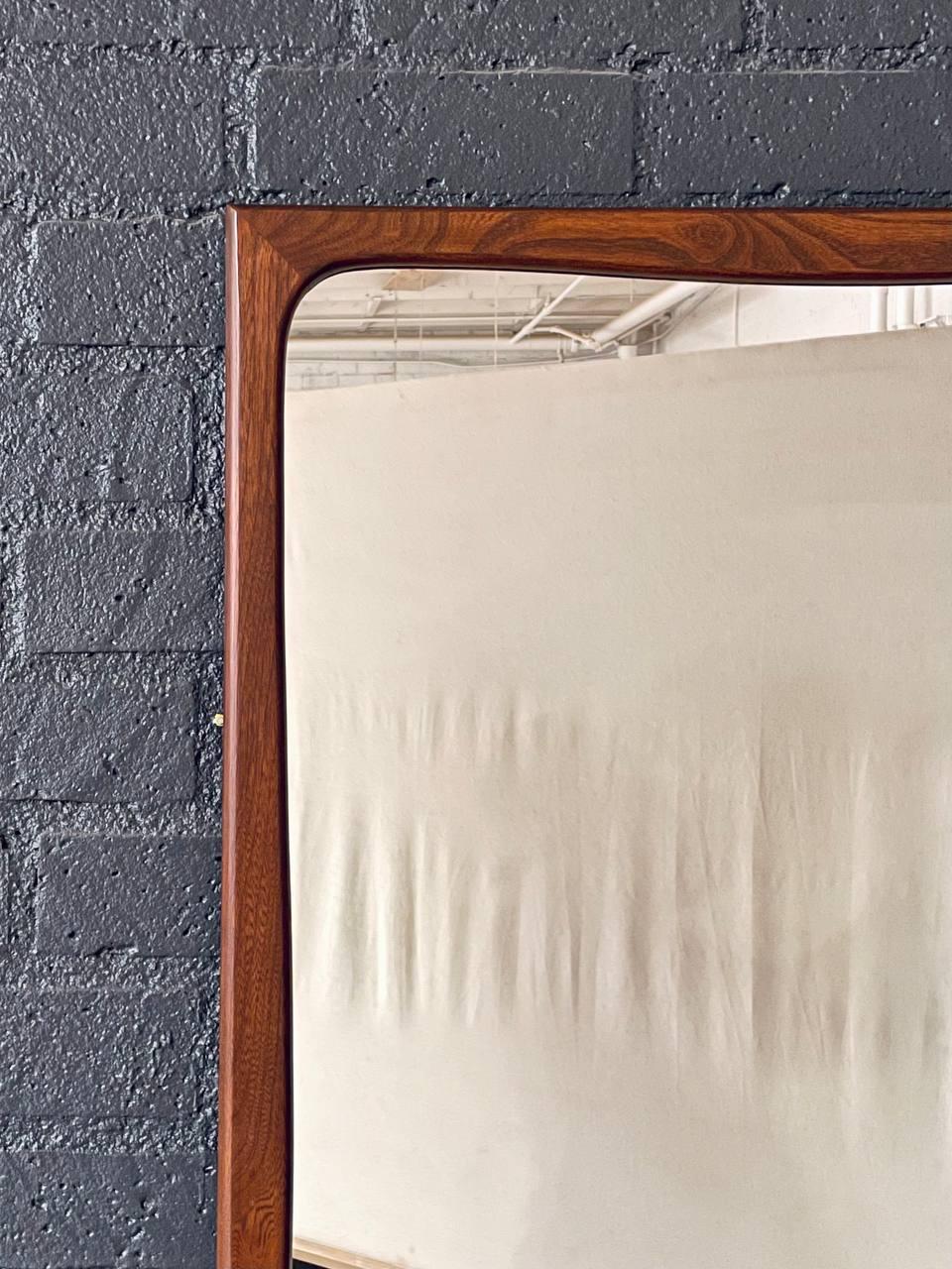 Americano Newly Refinished - Mid-Century Modern Sculpted Walnut Wall Hanging Mirror in vendita