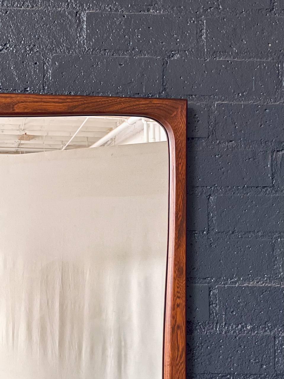 Newly Refinished - Mid-Century Modern Sculpted Walnut Wall Hanging Mirror In condizioni ottime in vendita a Los Angeles, CA
