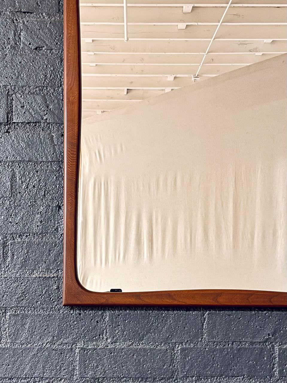 Newly Refinished - Mid-Century Modern Sculpted Walnut Wall Hanging Mirror in vendita 1