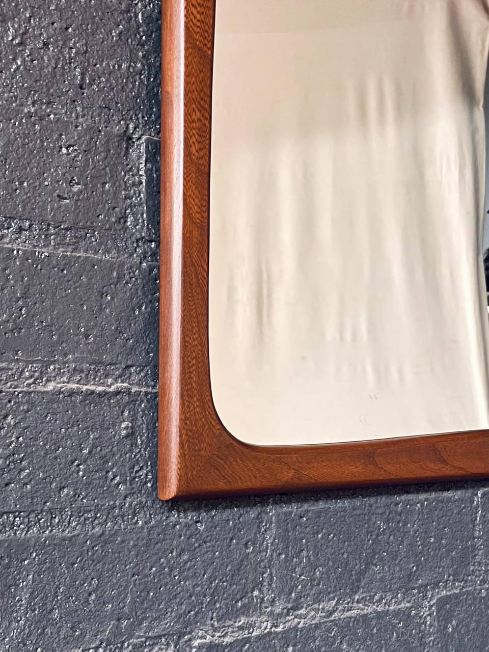Newly Refinished - Mid-Century Modern Sculpted Walnut Wall Hanging Mirror in vendita 2