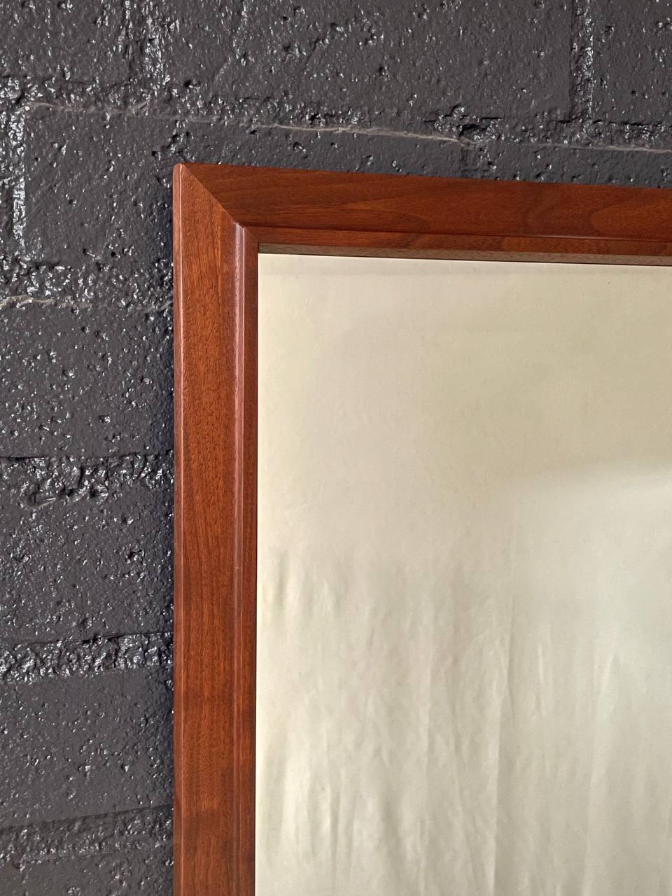 Recién acabado - Espejo de pared de nogal esculpido moderno de mediados de siglo en Excelente estado para la venta en Los Angeles, CA