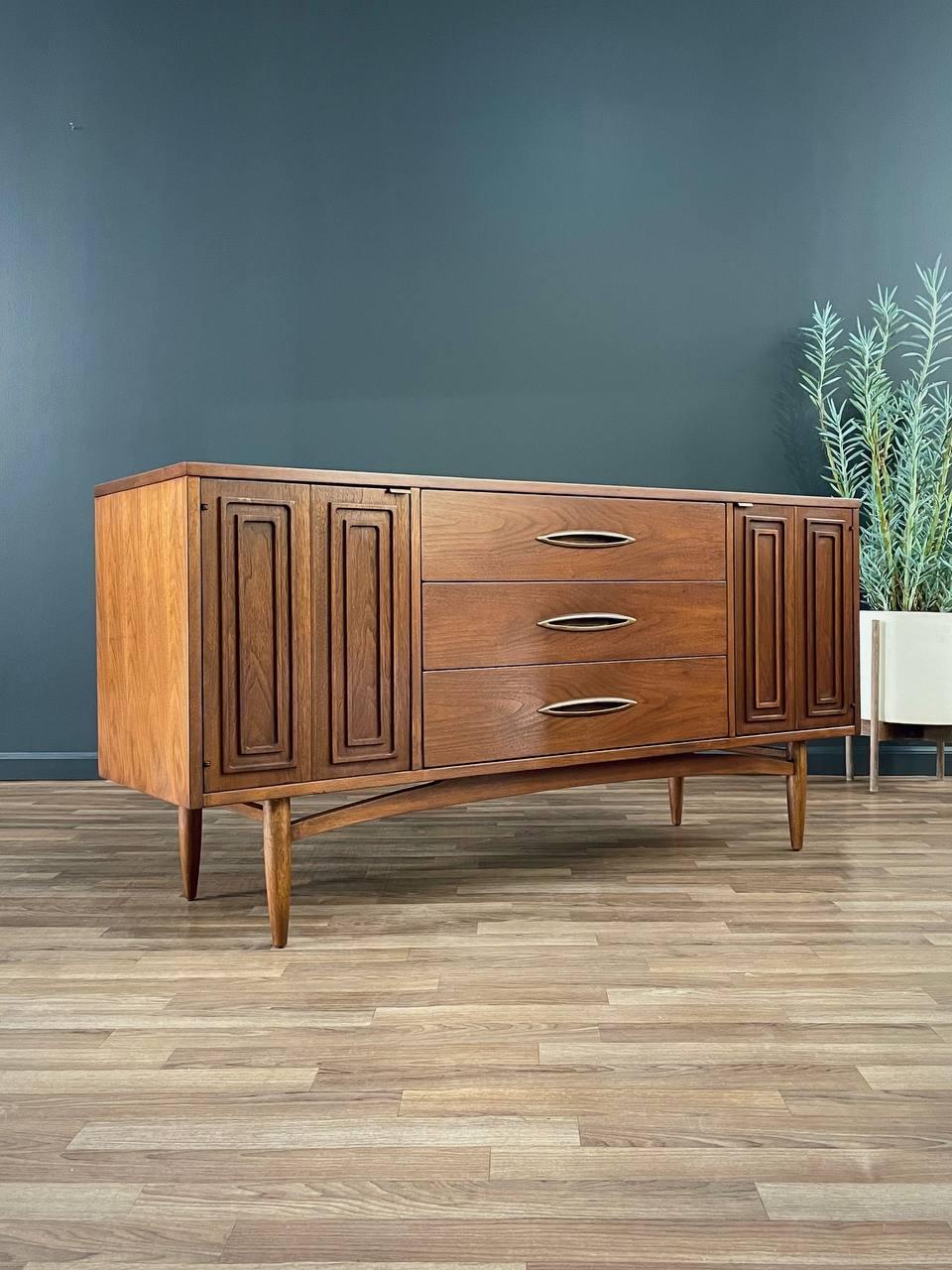 With over 15 years of experience, our workshop has followed a careful process of restoration, showcasing our passion and creativity for vintage designs that can seamlessly be incorporated with many interior decors. Enjoy! :)
