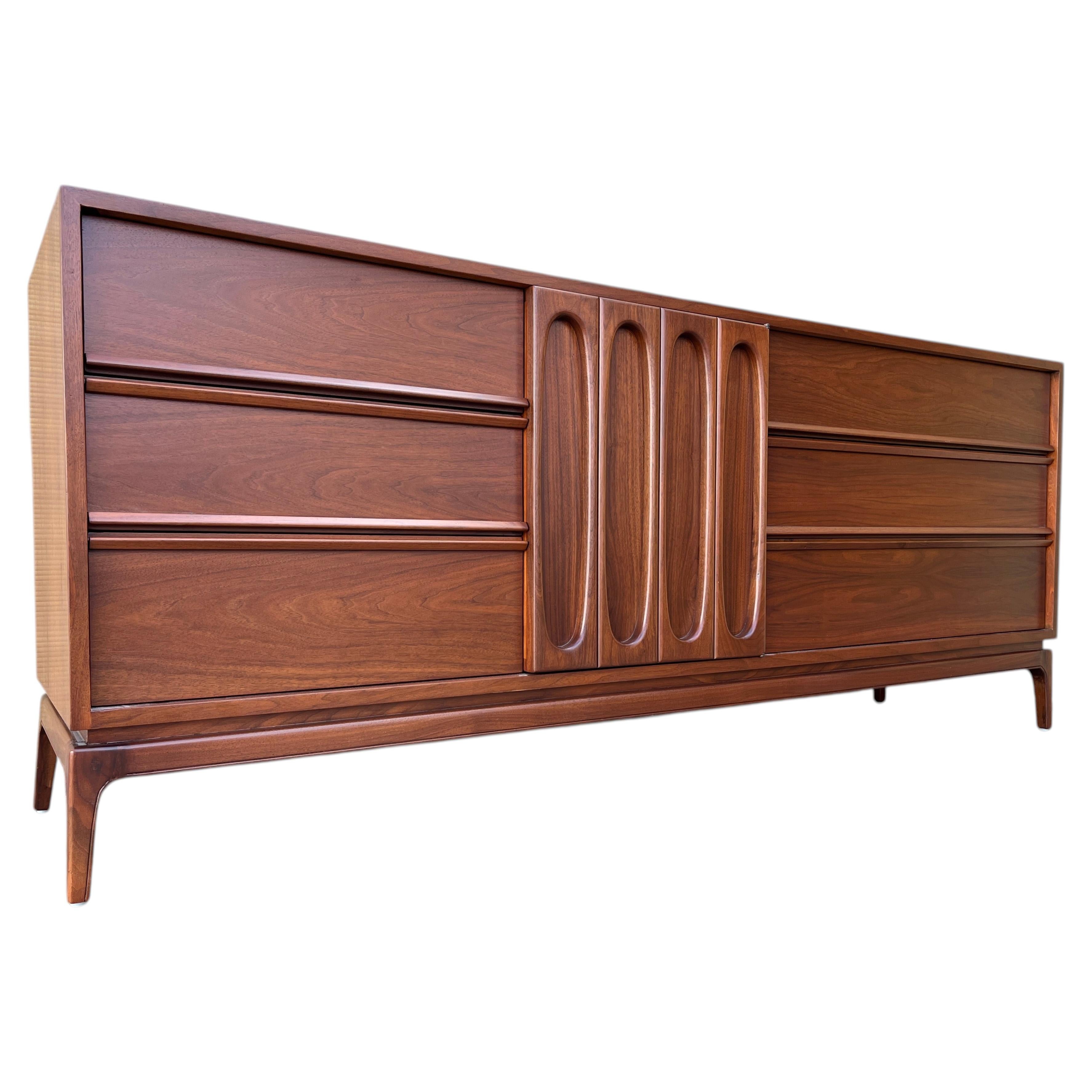 Newly Refinished Mid Century Modern Sculptural 9 Drawers Dresser. Circa 1960s.