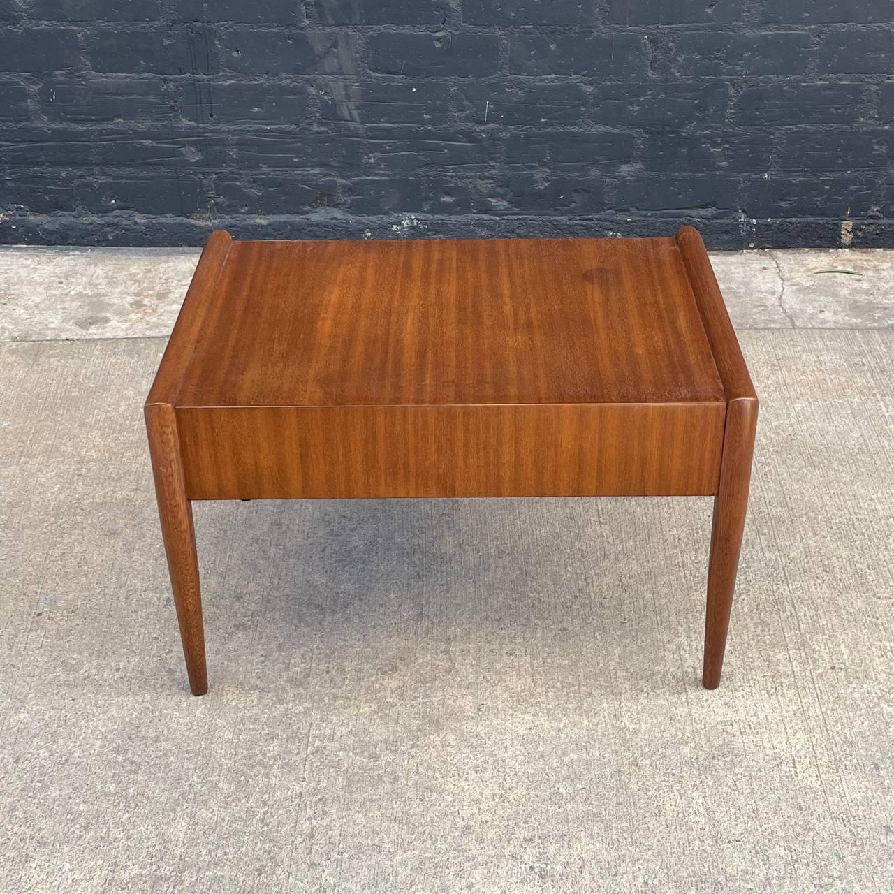 Newly Refinished - Mid-Century Modern Side Table by John Keal for Brown Saltman In Excellent Condition For Sale In Los Angeles, CA