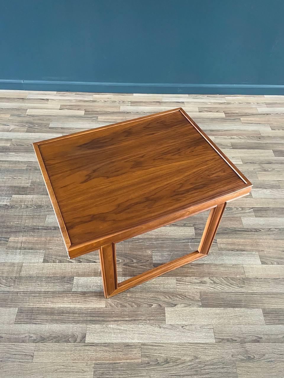 Américain Table d'appoint moderne du milieu du siècle par John Keal pour Brown Saltman en vente