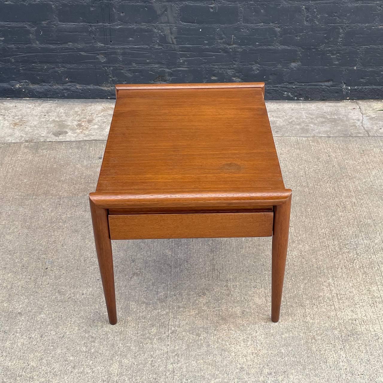 Mahogany Newly Refinished - Mid-Century Modern Side Table by John Keal for Brown Saltman For Sale