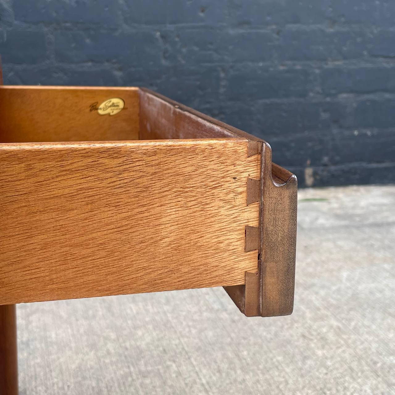 Newly Refinished - Mid-Century Modern Side Table by John Keal for Brown Saltman For Sale 3