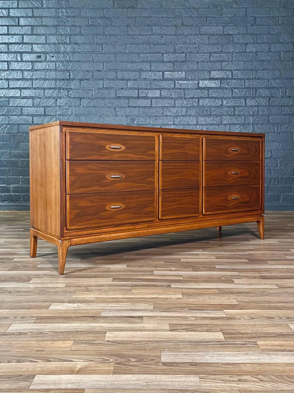 Condit: Rifinito con perizia 

Con oltre 15 anni di esperienza, il nostro laboratorio ha seguito un attento processo di restauro, mettendo in mostra la nostra passione e la nostra creatività per gli am designs vintage che possono essere integrati