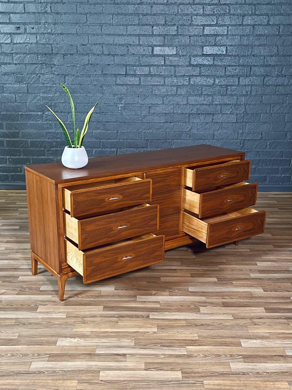 Mid-Century moderno Appena rifinito - Comò in legno di noce 