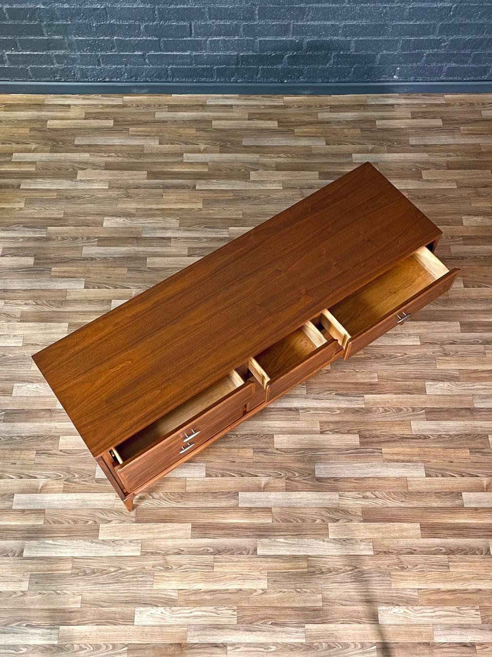 Appena rifinito - Comò in legno di noce 