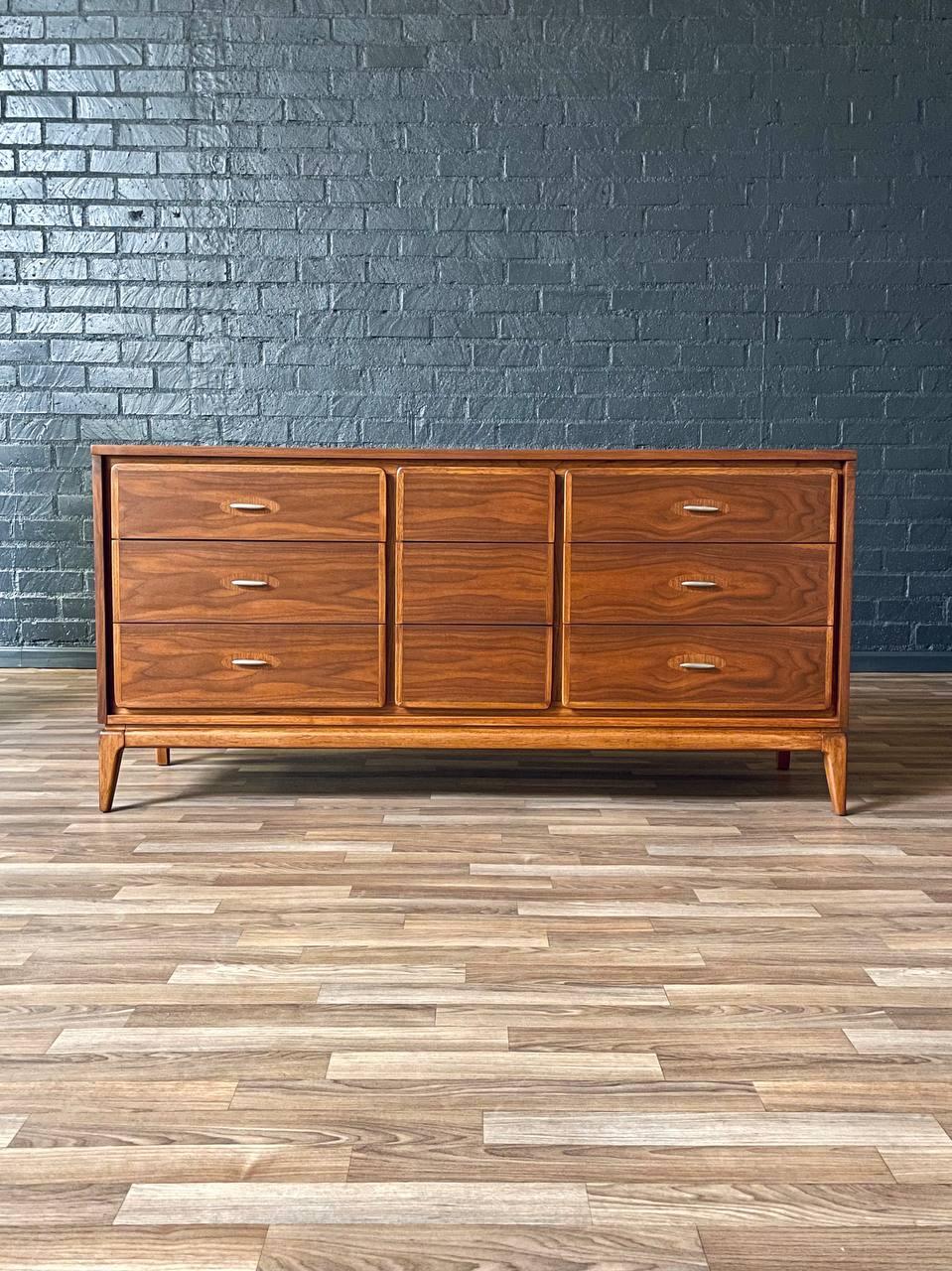 Neu lackiert – Mid-Century Modern Simplex II Kommode aus Nussbaumholz von Kent Coffey, Mid-Century Modern (Mitte des 20. Jahrhunderts) im Angebot