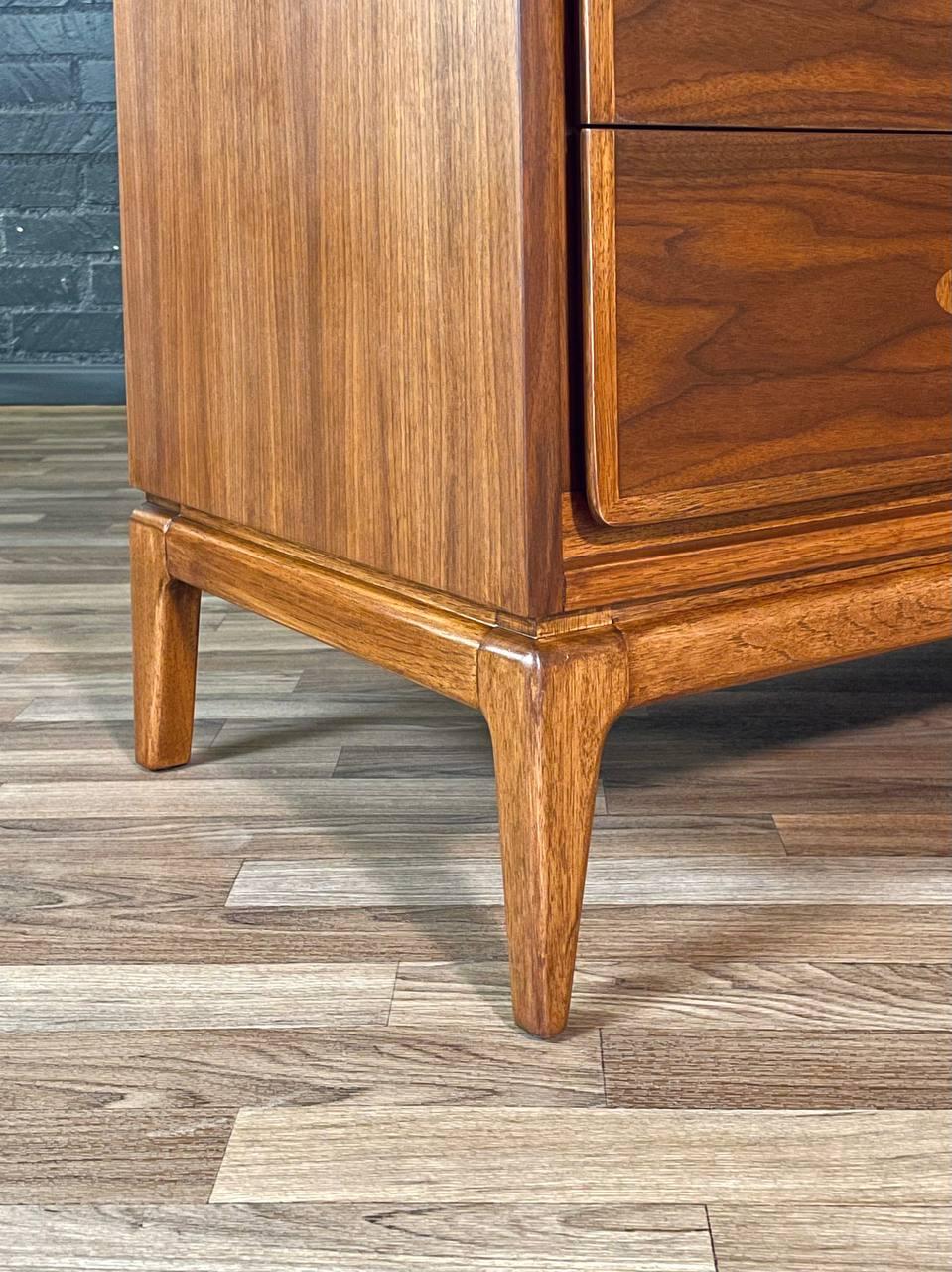 Neu lackiert – Mid-Century Modern Simplex II Kommode aus Nussbaumholz von Kent Coffey, Mid-Century Modern (Walnuss) im Angebot