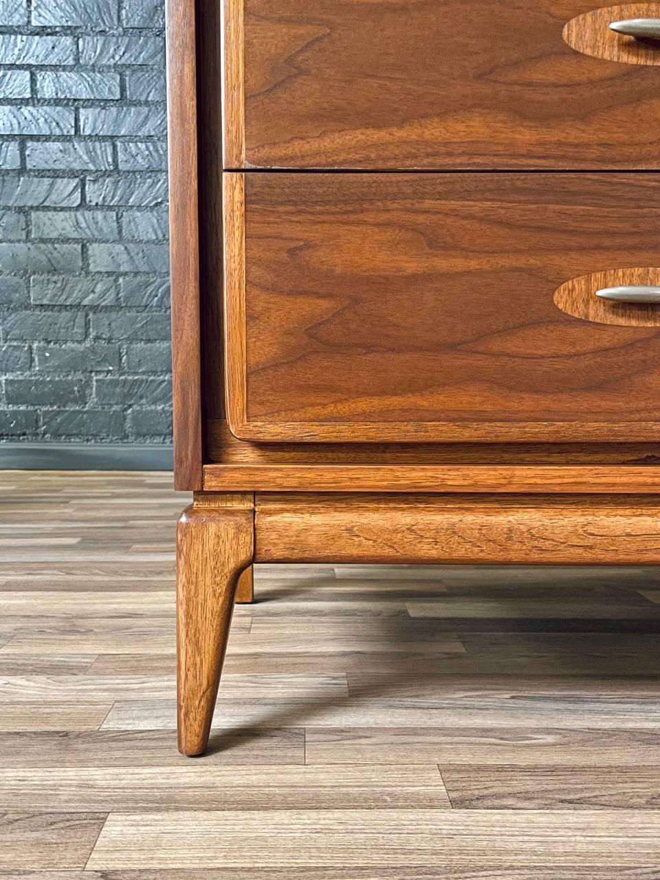 Neu lackiert – Mid-Century Modern Simplex II Kommode aus Nussbaumholz von Kent Coffey, Mid-Century Modern im Angebot 1
