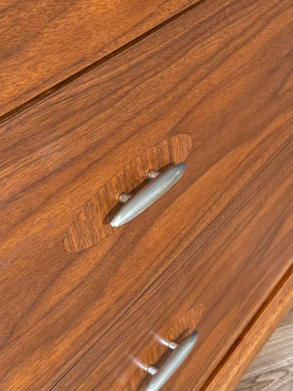 Appena rifinito - Comò in legno di noce 