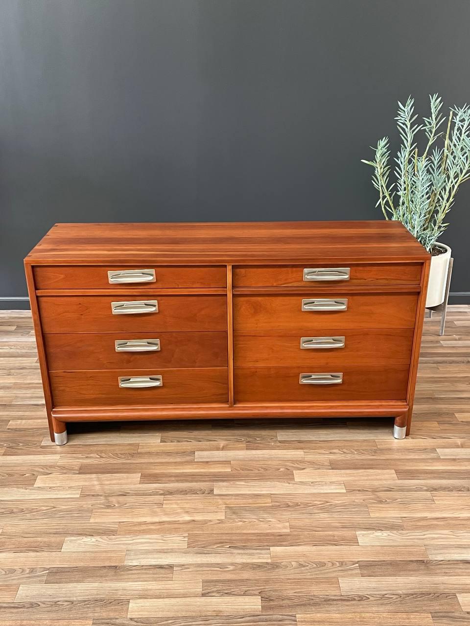 Newly Refinished - Mid-Century Modern Solid Cherry Dresser Willet Furniture In Excellent Condition For Sale In Los Angeles, CA