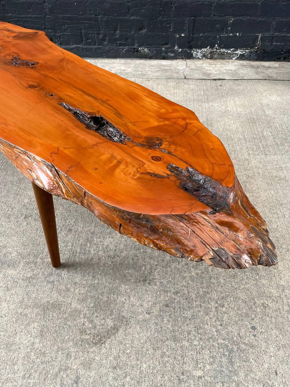 Bois Nouvellement repeinte - Table basse de forme libre en dalles massives de style Modernity en vente