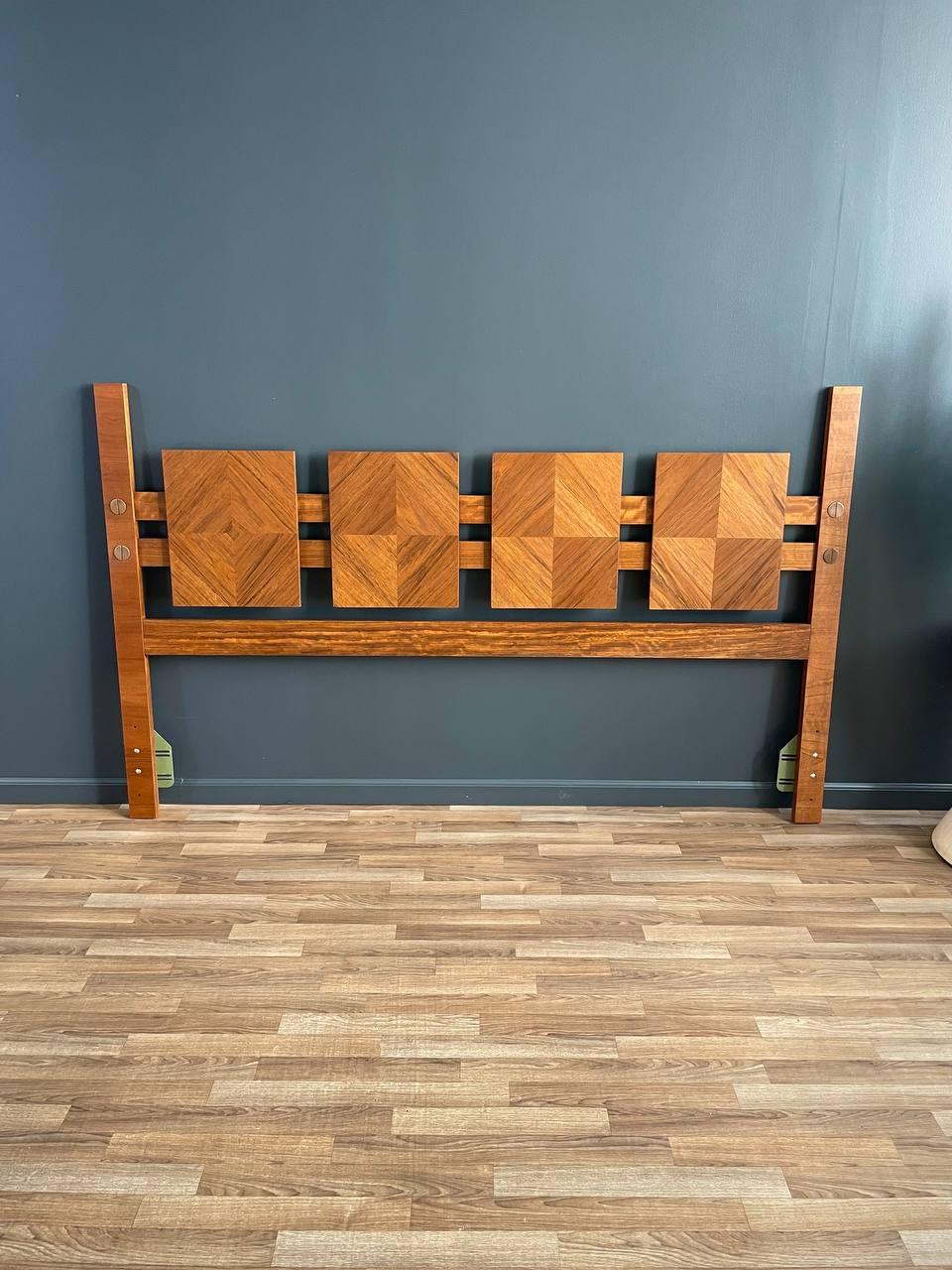 Mid-Century moderno Newly Refinished - Mid-Century Modern “Staccato” Sculpted King Size Headboard in vendita