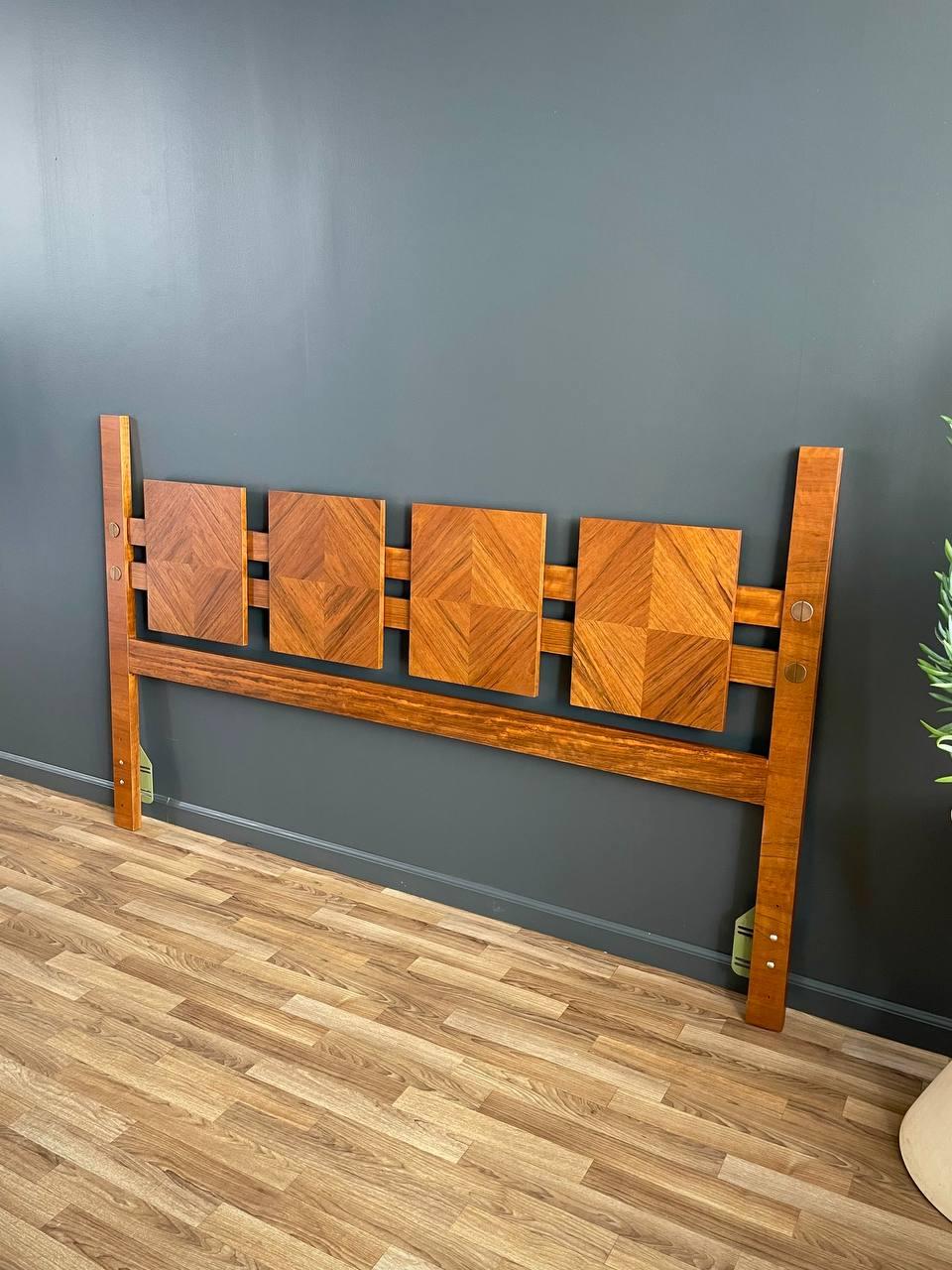 Americano Newly Refinished - Mid-Century Modern “Staccato” Sculpted King Size Headboard in vendita