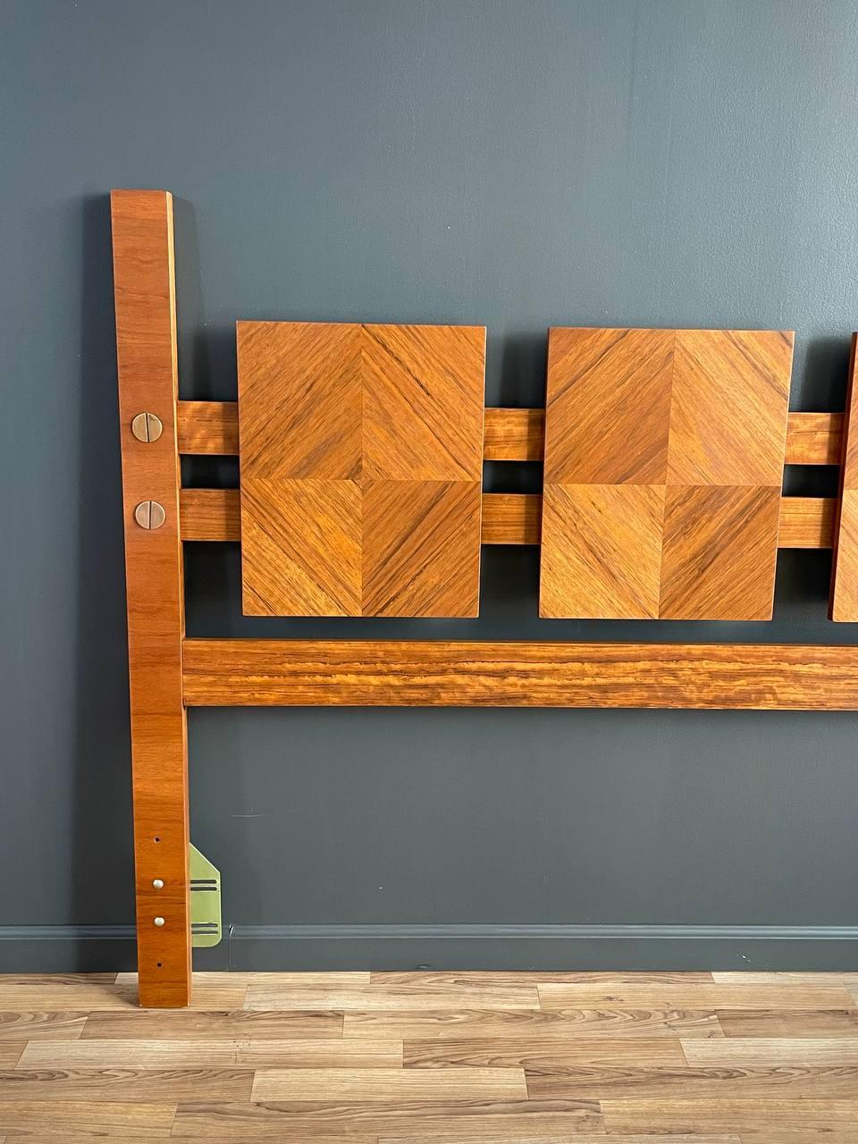 Newly Refinished - Mid-Century Modern “Staccato” Sculpted King Size Headboard In condizioni ottime in vendita a Los Angeles, CA