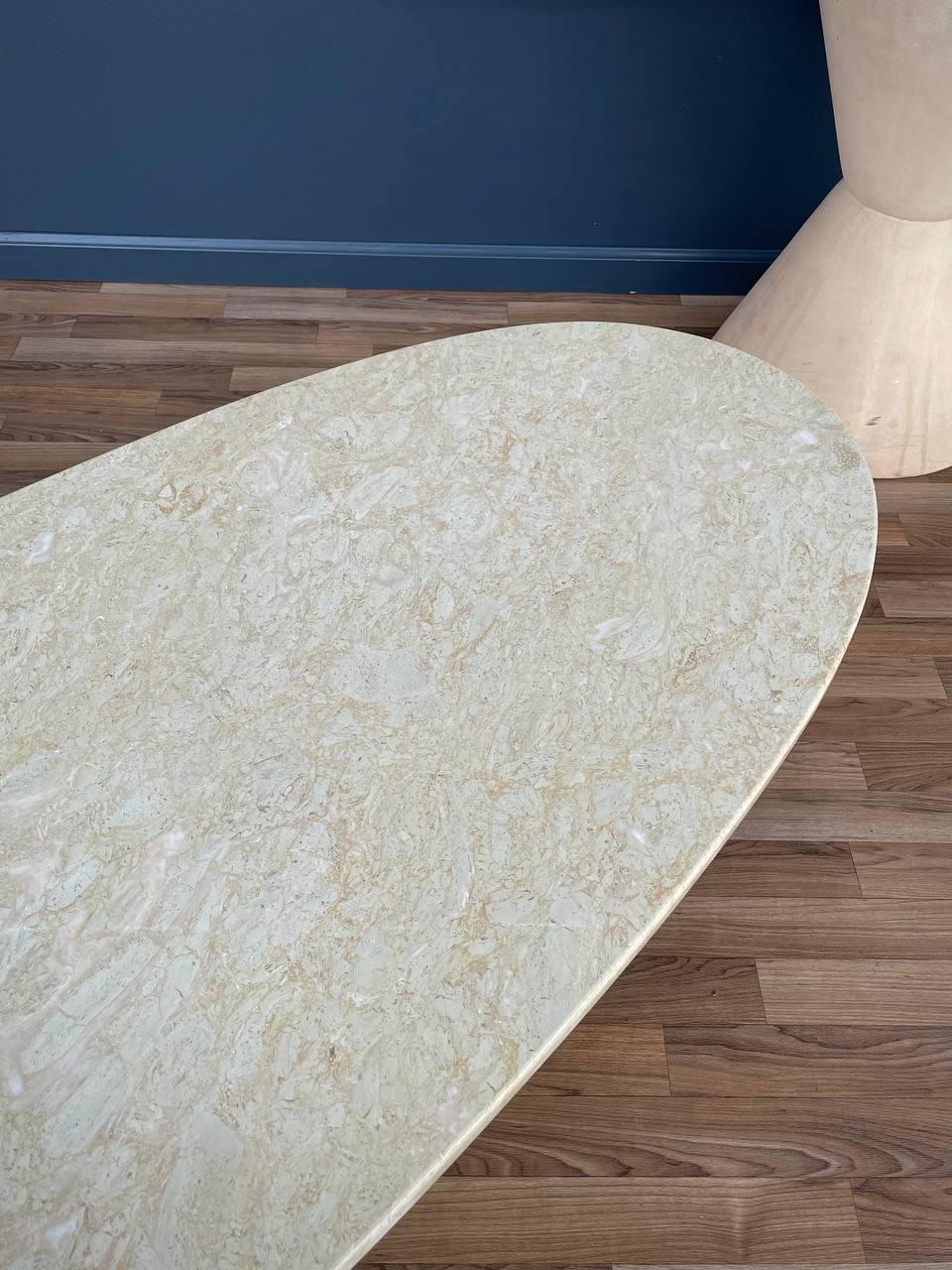 Mid-Century Modern Table basse en marbre de style Surfboard, mi-siècle moderne, récemment restaurée en vente