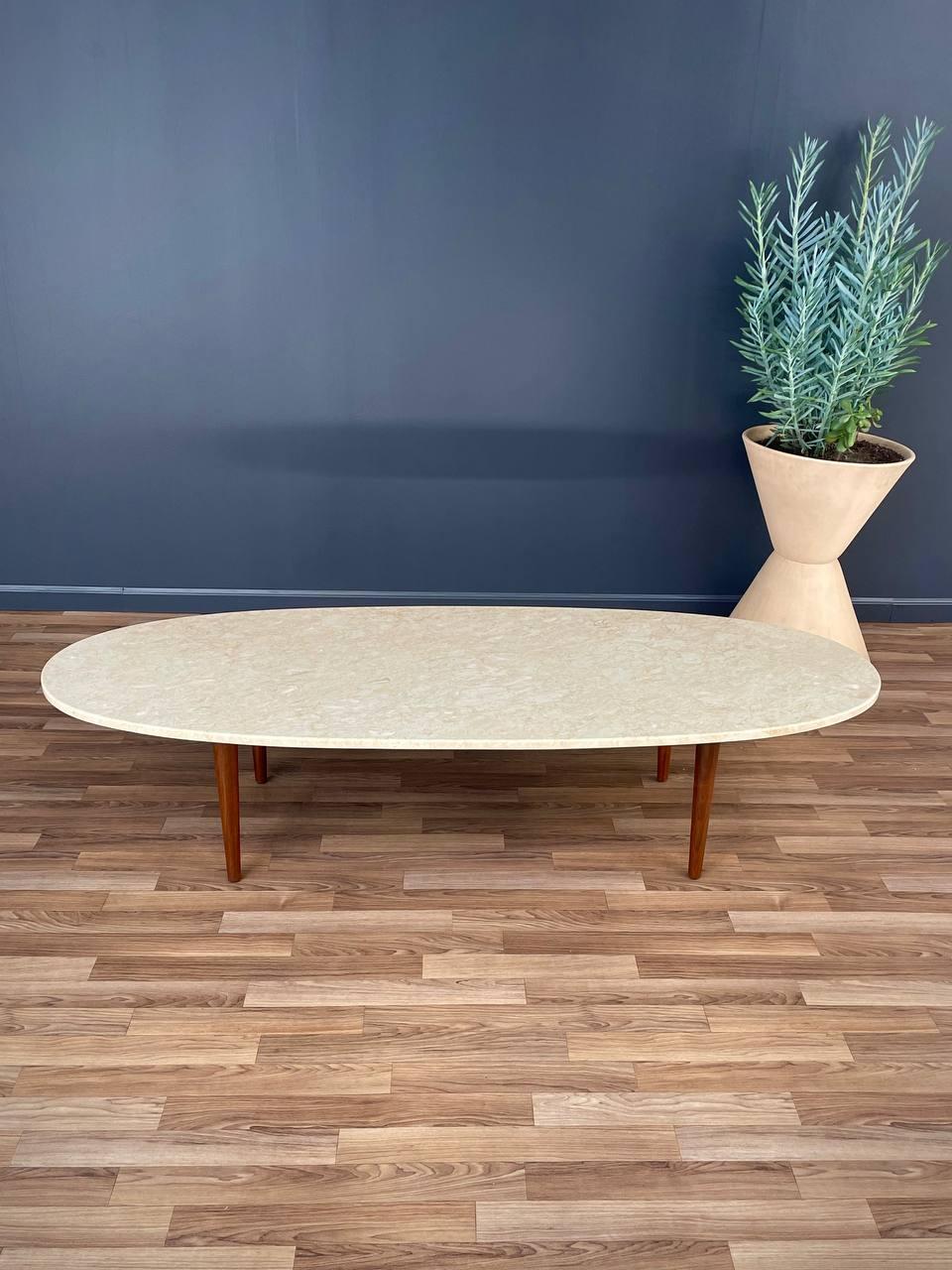 Américain Table basse en marbre de style Surfboard, mi-siècle moderne, récemment restaurée en vente