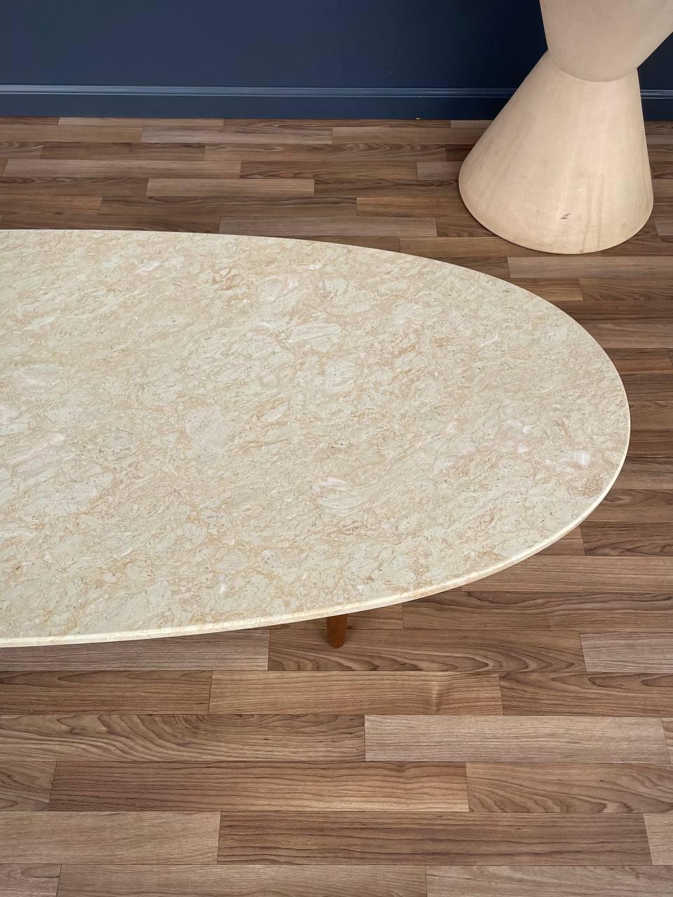 Milieu du XXe siècle Table basse en marbre de style Surfboard, mi-siècle moderne, récemment restaurée en vente