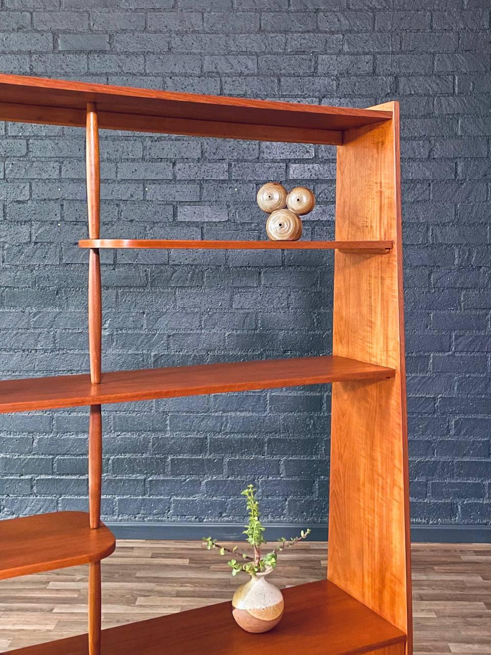 Mid-Century moderno Appena rifinito - Scaffale divisorio in teak moderno del medio secolo in vendita