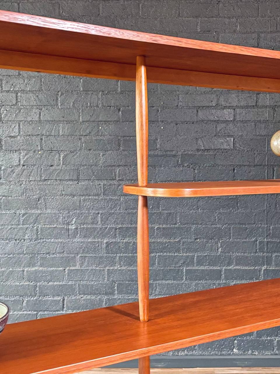 Metà XX secolo Appena rifinito - Scaffale divisorio in teak moderno del medio secolo in vendita