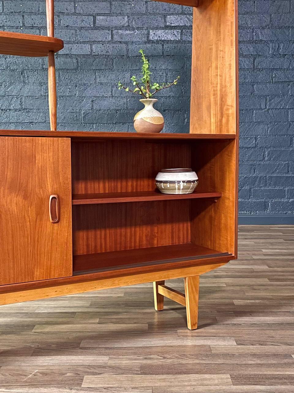 Appena rifinito - Scaffale divisorio in teak moderno del medio secolo in vendita 1