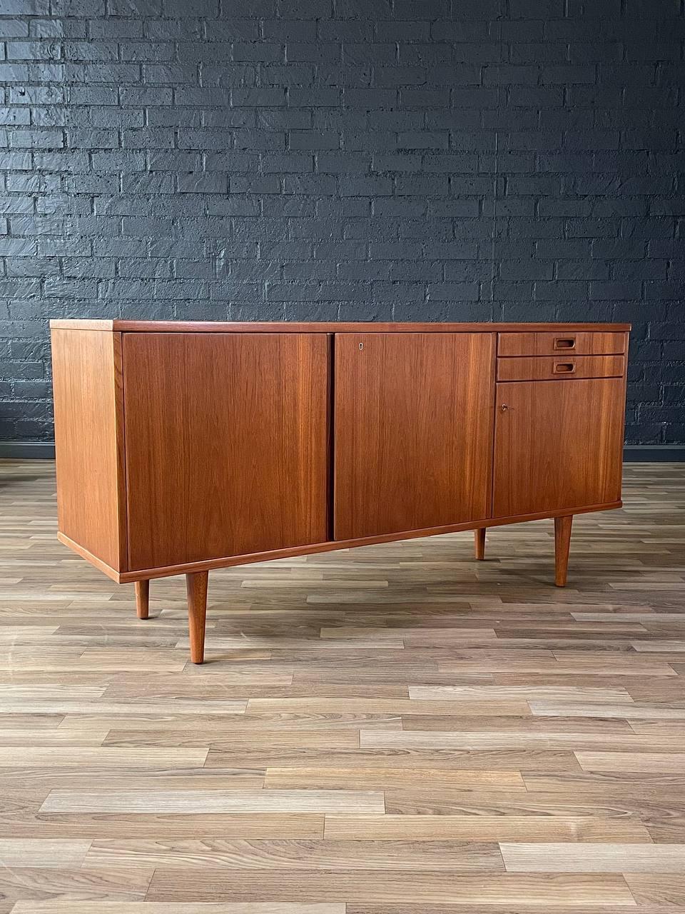Condition: Expertly Refinished

With over 15 years of experience, our workshop has followed a careful process of restoration, showcasing our passion and creativity for vintage designs that can seamlessly be incorporated with many interior decors.