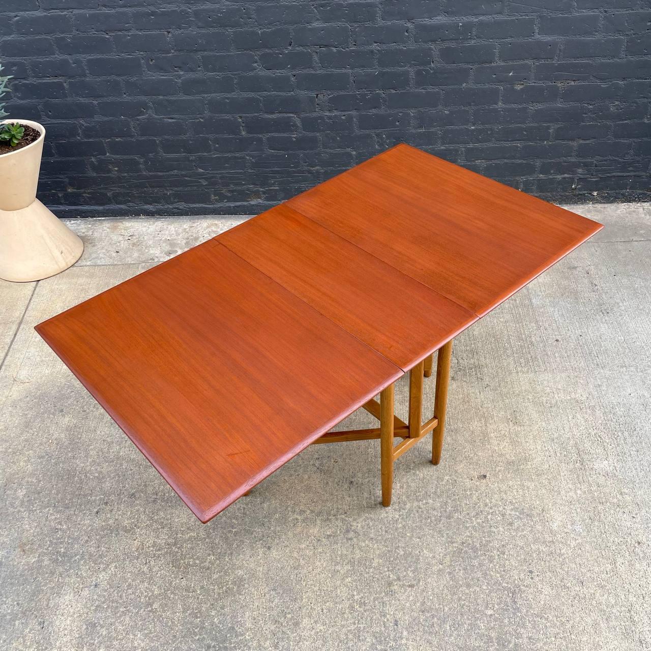 Newly Refinished - Mid-Century Modern Teak & Oak Dining Table For Sale 5