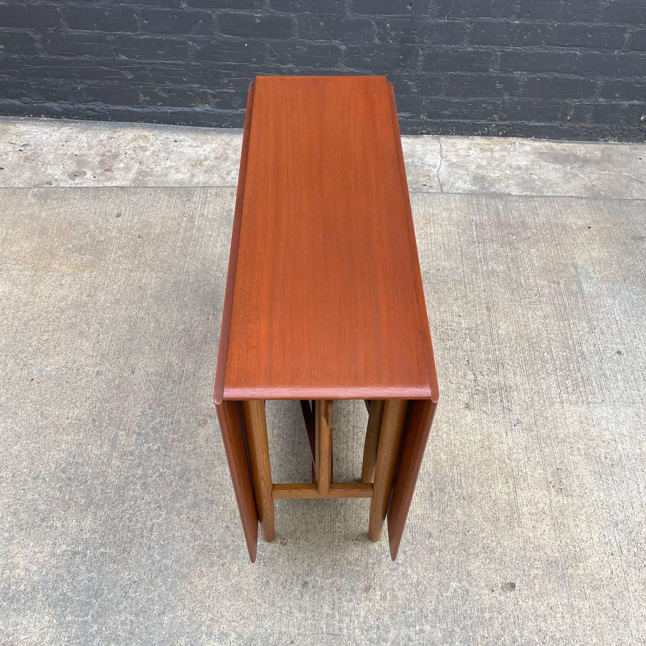 Newly Refinished - Mid-Century Modern Teak & Oak Dining Table For Sale 3