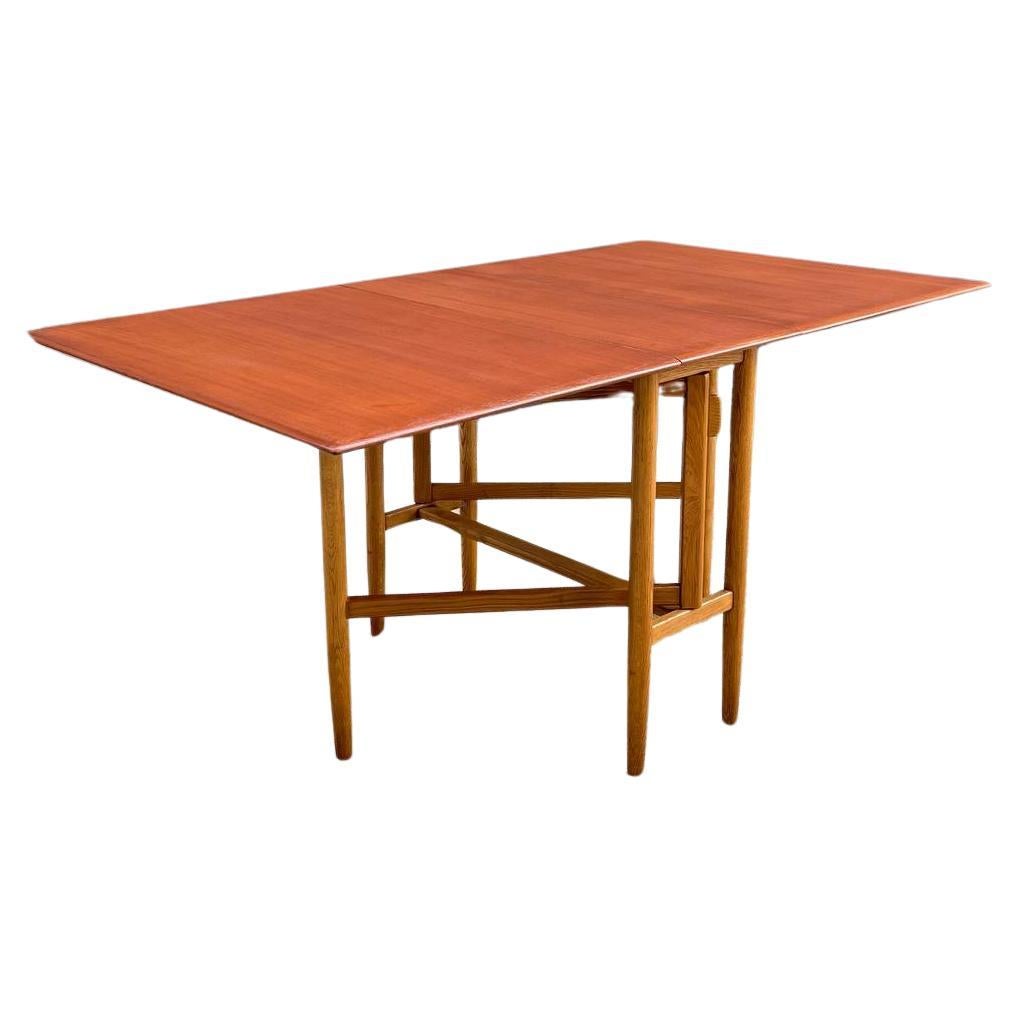 Newly Refinished - Mid-Century Modern Teak & Oak Dining Table For Sale