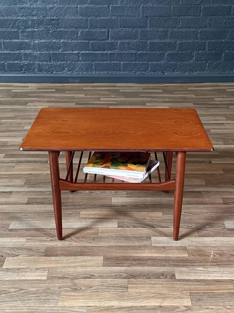 Mid-Century Modern Teak Side Table by Ib Kofod-Larsen for G-Plan In Good Condition For Sale In Los Angeles, CA