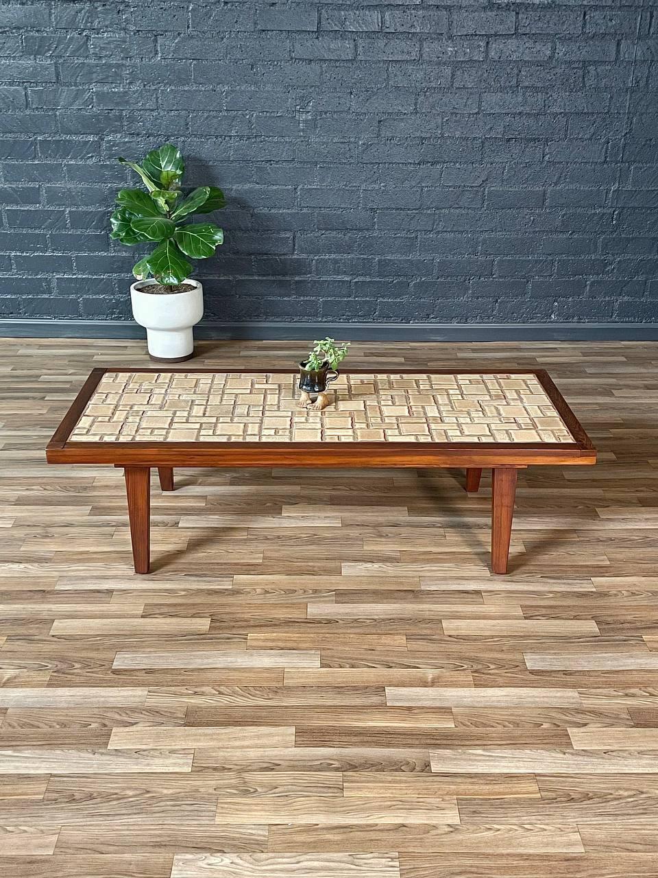 Pin Nouvellement repeinte - Table basse à plateau en carreaux The Modernity en vente